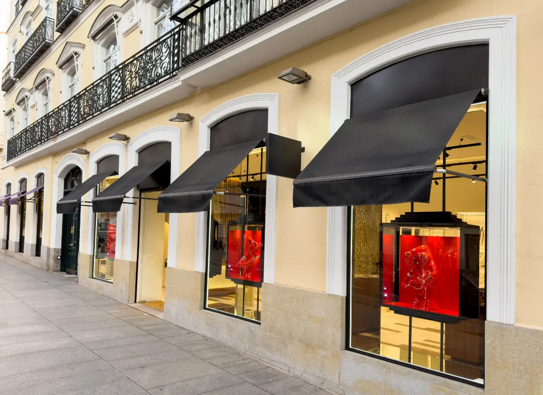 Façade vitrine de magasin en aluminium sur mesure à Aigues-Mortes